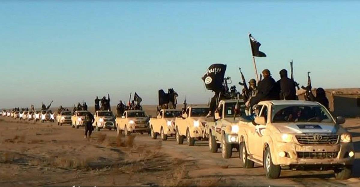 Islamilaisen valtion (IS) sotilaita kuljettanut autosaattue Anbarin maakunnassa Irakin länsiosassa 2014. Kuva: NTB ScanPix/AP kuva militantin verkkosivun kautta (7.1.2014).