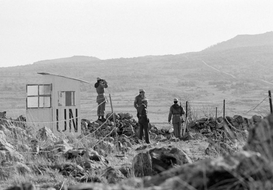 Iranin YK-sotilaat vahtivat Golanin kukkuloita vuonna 1975. Taustalla olevat alueet ovat Israelin miehittämiä. (Kuva: YK-kuva/Yutaka Nagata)