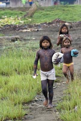 Suuri osa Kolumbian alkuperäiskansasta on joutunut jättämään kotinsa konfliktin takia. Kuva: YK-kuva/Mark Garten