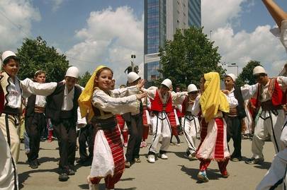 Lapset tanssivat perinteistä albanialaista tanssia Kosovon pääkaupungissa Pristinassa. Kuva vuodelta 2007. UN Photo / Afrim Hajrullahu