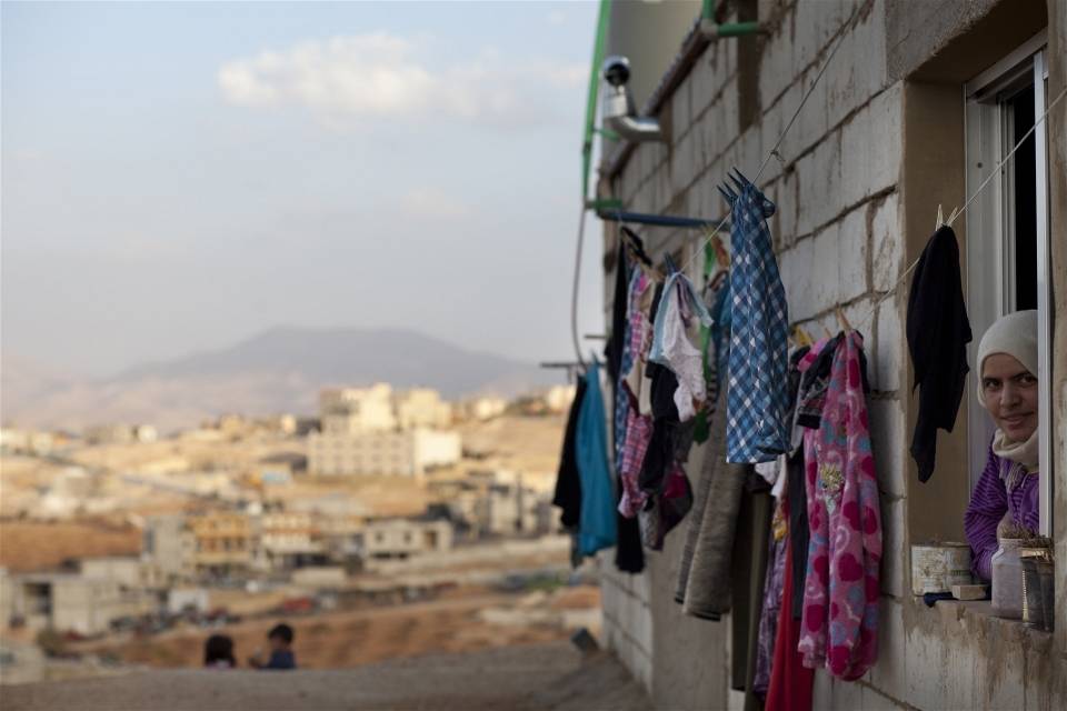 Syyrialaisnainen pakolaisleirillä Aarsalin kaupungissa Libanonissa vuonna 2012. (Kuva: Jodi Hilton/irin)