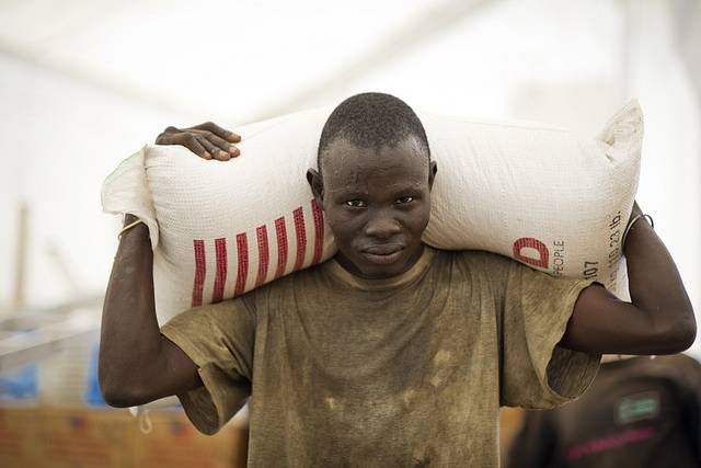 Elintarviketarvikkeet saapuvat YK:n ruokaohjelmaan, Maailman ruokaohjelmien asemalle Jubaan (Kuva: Flickr/WFP/Giulio d'Adamo)