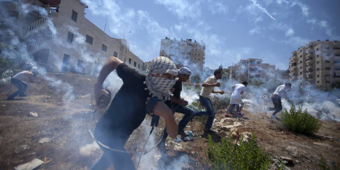 Palestiinalaisia Gazan sotaa vastustaneita mielenosoittajia vastaan ammuttiin kyynelkaasua elokuussa 2014. Kuva: AP/Majdi Mohammed