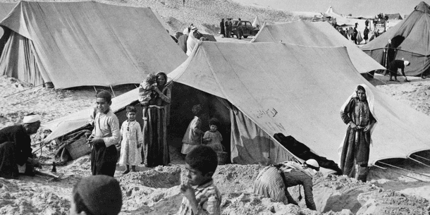 Palestiinalaisia pakolaisia pystyttävät YK:n tarjoamia telttoja Khan Yunuksessa Etelä-Palestiinassa 1940-luvun lopulla.