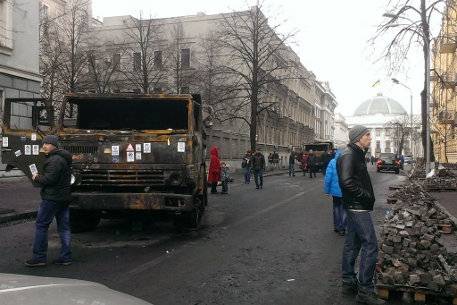Palaneita ajoneuvoja ja tiiliskiviä Ukrainan pääkaupungin kaduilla.