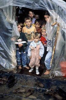 Etniset albaanit pakolaisleirillä Glogovacissa, Kosovossa (Kuva: YK-kuva/UNHCR/U Meissner).